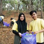 muslim couple smiling volunteer